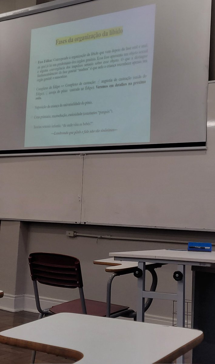 gabbystudyin's tweet photo. bom dia, moots! começando o dia com psicanálise e dps tenho psicologia da criança e do adolescente. não tô mt bem hoje, mas vamos continuar firmes que dps daqui tenho q trampar!! https://t.co/88GJHhKiwS