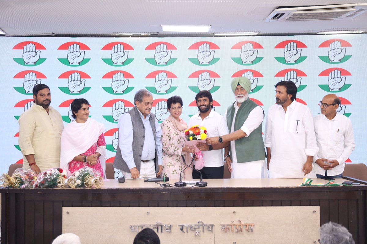 Kumari_Selja's tweet photo. अखिल भारतीय किसान कांग्रेस के कार्यकारी अध्यक्ष श्री @BajrangPunia  जी के पदभार ग्रहण समारोह में सम्मिलित होकर उन्हें शुभकामनाएं दी।

इस अवसर पर वरिष्ठ कांग्रेस नेता श्री @ChBirenderSingh  जी, अखिल भारतीय किसान कांग्रेस के अध्यक्ष श्री @SukhpalKhaira जी एवं विधायक @Phogat_Vinesh जी भी उपस्थित रहीं।