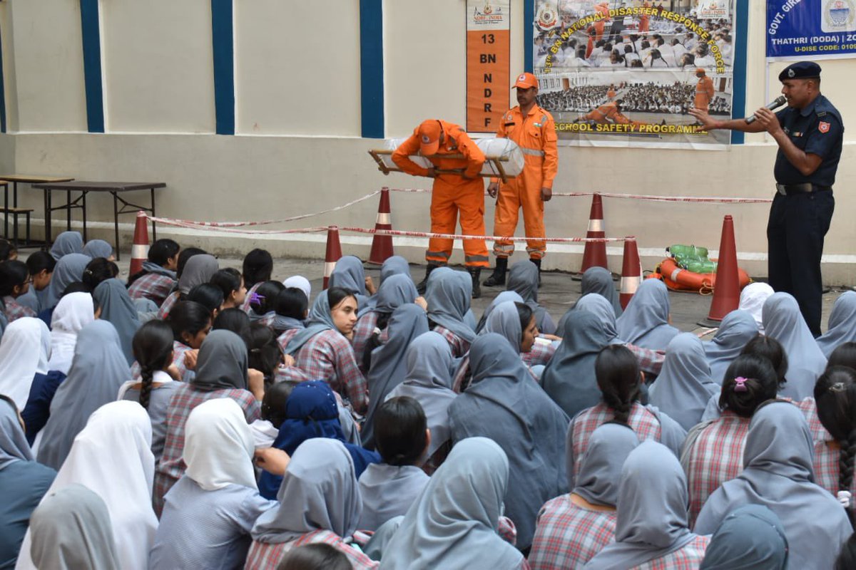 jk_sdma's tweet photo. TEAM 13P conducted a comprehensive School Safety Program at Govt Girls Higher Sec School, Thathri, Doda on Oct 22, 2024. 
The session included training on first aid, BLS,evacuation drills, &amp; fire benefiting 464 participants, including 430 girls. 

#SchoolSafety @JamilSnowber https://t.co/pcdhQG7lI2