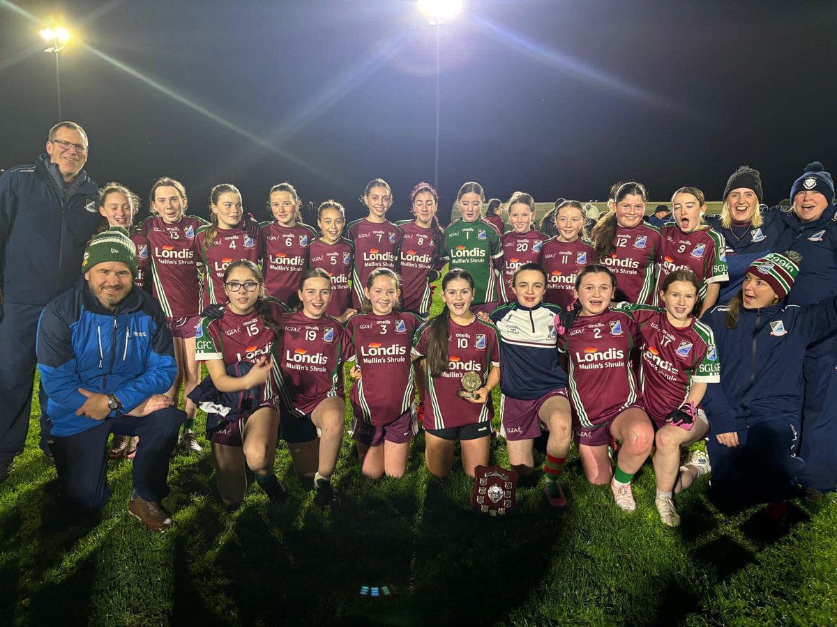 Our victorious u13 team from yesterday evening.

Winning the Division 3 Shield. 

Captain Katie O Rourke was presented with the Shield and also picked up Player of the Match. 

Well done team and management, enjoy the celebrations 🥳

Commiserations to Ballyhaunis.