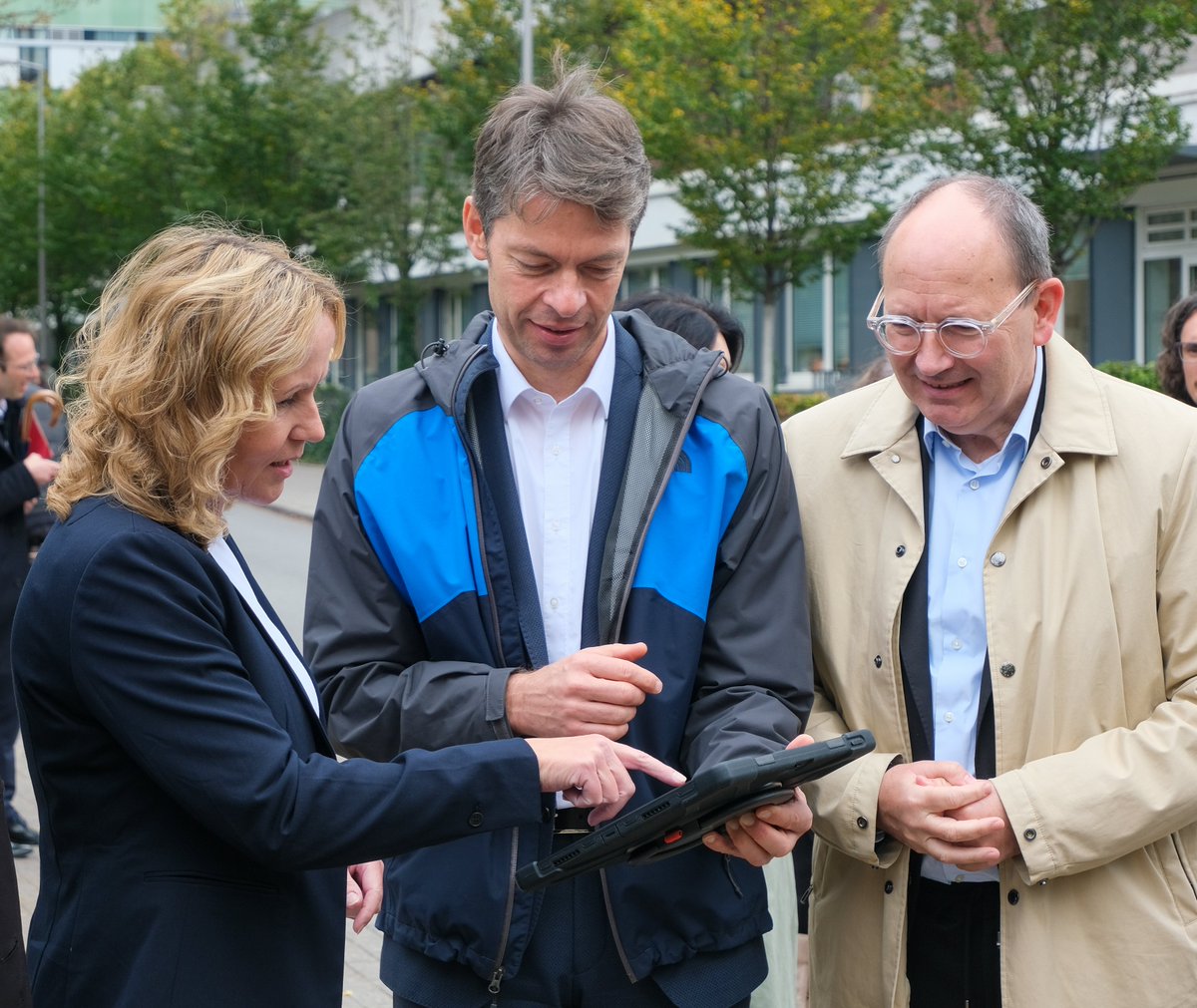Bundesumweltministerin <a href="/SteffiLemke/">SteffiLemke</a>  zu Besuch in Mannheim. Auf ihrem Rundgang erfolgte ein Stopp am Swanseaplatz, der entsiegelt und begrünt wird. <a href="/RobertCThomann/">Robert Thomann</a> ging vor Ort auf den derzeitigen Aufbau eines Klimamessnetzes in Mannheim ein, das auch den Swanseaplatz einbezieht.