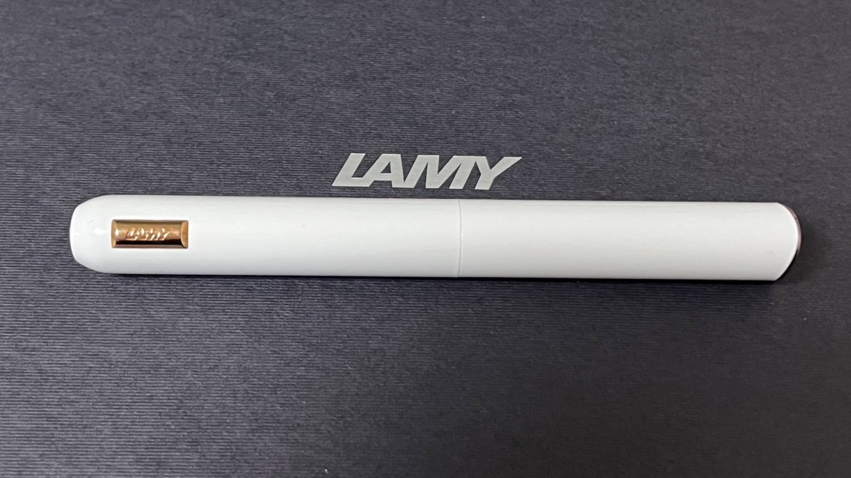 라미 다이얼로그 라는 만년필을 샀습니다...

너무 너 무 너무 비싸지만 이거 한번 쓰니까
다른 만년필이 눈에 안들어왔음...

디자인도 너무 깔쌈하고 에쁘고요...
앞으로 더 기록을 열심히해야지...
뽕 뽑아야지...