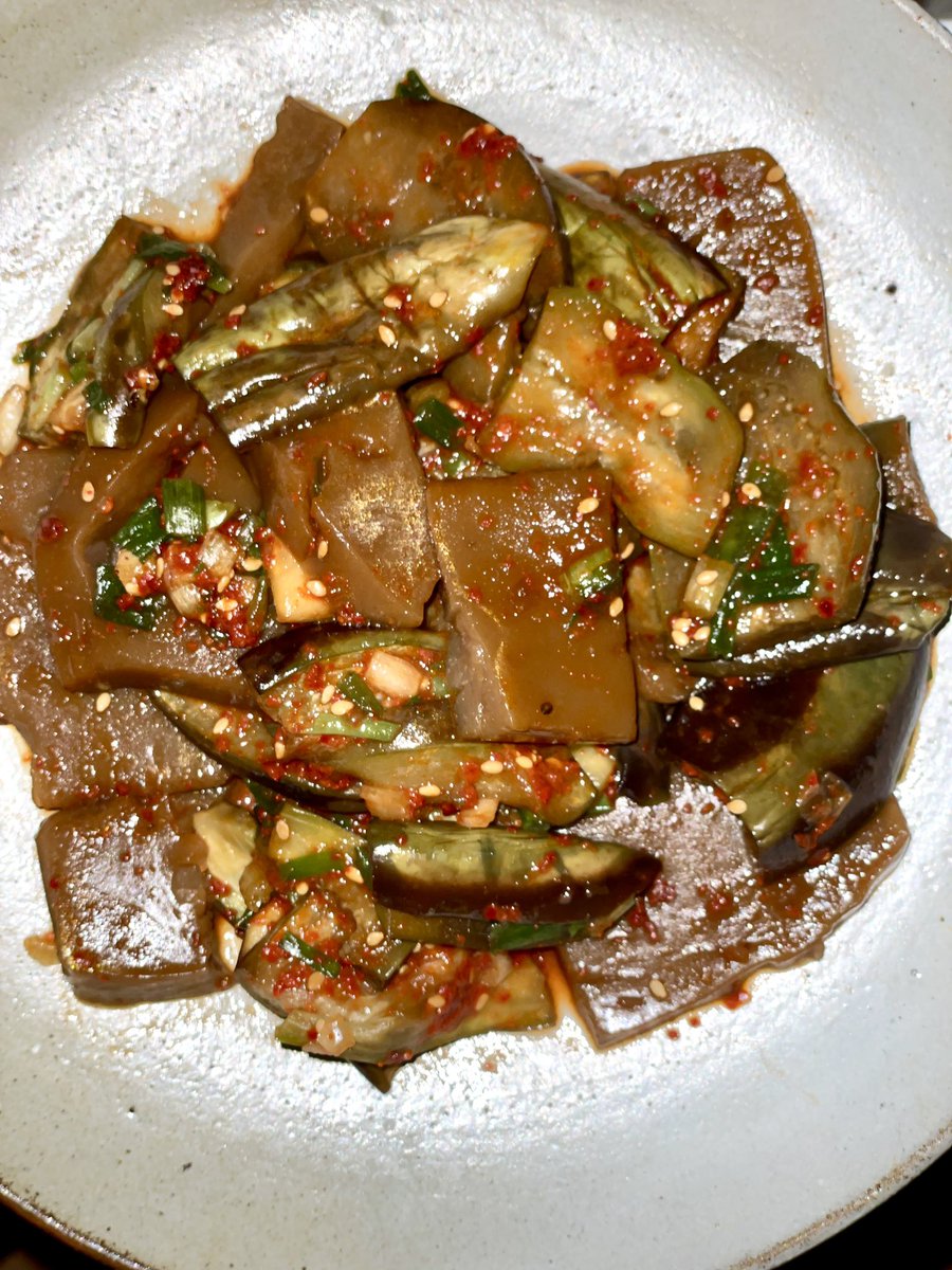 November522's tweet image. 가지 도토리묵 무침. 가지를 얇게 썰어 기름없이 구운 후 도토리묵과 함께 무침. 잘 어우러지는 맛. 액젓 간장 참기름 깨 쪽파. 입맛 돋구는 맛.