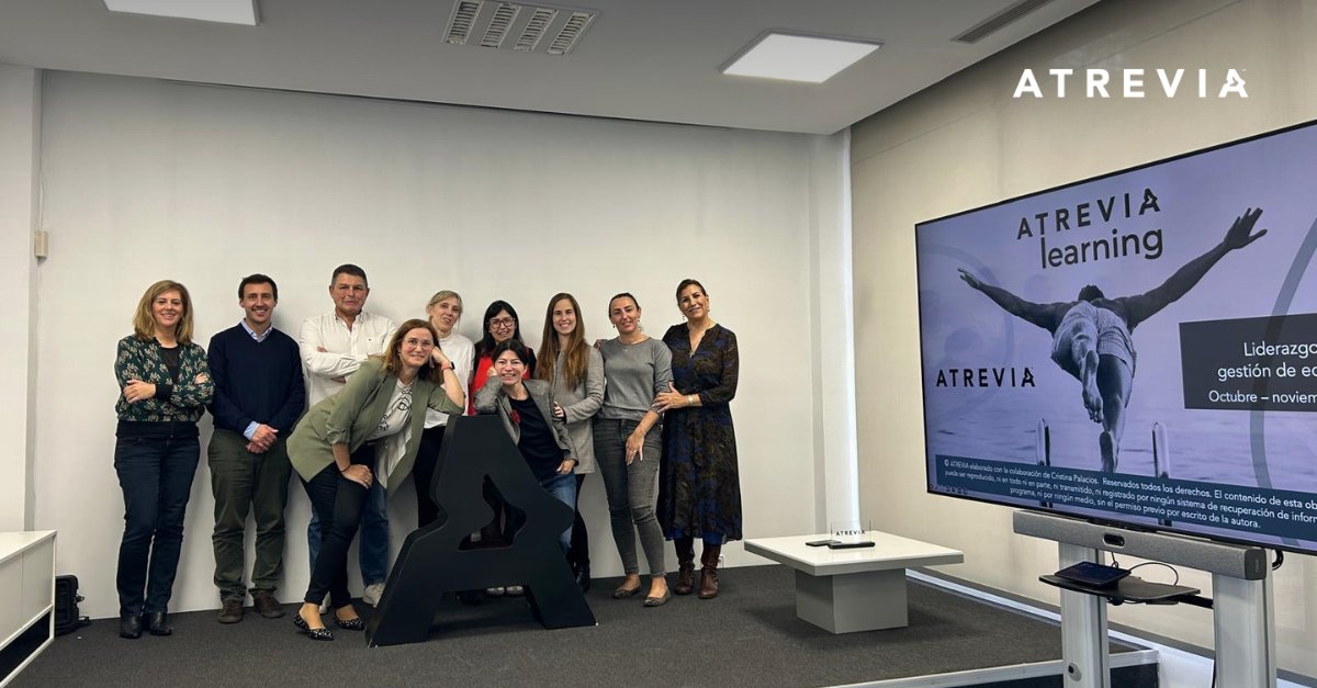 Atrevia's tweet photo. 🧠 El conocimiento es uno de los ejes impulsores de @Atrevia, y por ello apostamos de forma decidida por la #formación de todos nuestros trabajadores.

ATREVIA ACADEMY, el proyecto de formación dirigido a los empleados de la compañía, continúa a buen ritmo. Contempla un recorrido formativo personalizado que refuerza las habilidades y conocimientos estratégicos necesarios para ser un profesional de valor en el ámbito de la #comunicación. Destacados ponentes trabajan con nuestros trabajadores de las 15 oficinas para mejorar habilidades que serán un gran motor de crecimiento profesional.

Durante estos días se están desarrollando sesiones de formación en liderazgo en #Madrid y #Barcelona, impartidas por @CoachPalacios, con la participación de compañeros responsables de equipo/áreas de estas oficinas.