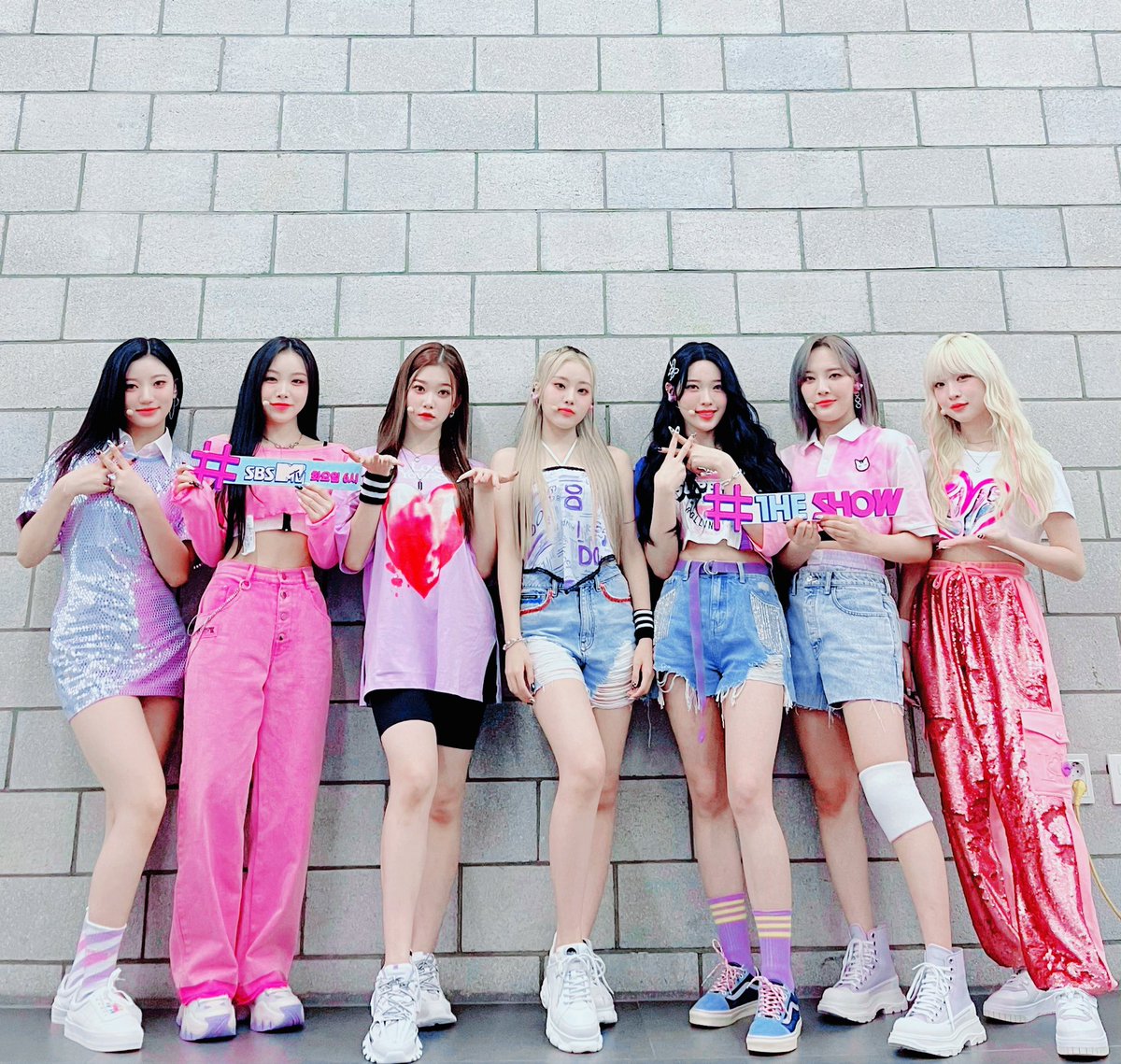 MSRUMOR_TW's tweet photo. ❛ ⠀ ⠀   𝐄. ⠀ ⠀   📸 ⠀⠀  𝐕𝐄𝐍𝐓 ⠀ ⠀   ゞ ⠀ ⠀  211O24 ⠀⠀⋆     #թara𝕤y𝒕ee𝒛·ᰍ̠·𝒅ē𝑏𝚞𝕥

Nos pusimos bien bonitas para presentarnos en el debut de estos talentosos niños. We're so happy to be here! Let's go ! 💜💖 https://t.co/YsE3FQwqm8