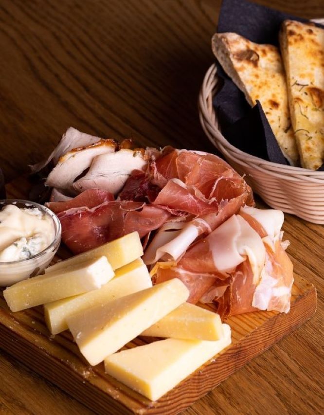 GenieXStore's tweet image. Elevate your charcuterie game with the perfect pairing of Parma ham, artisanal porchetta, honey, and cheese. Indulge in a simple yet sophisticated cheese board that celebrates the finest flavors. amazon.com/dp/B0D3FBXBKJ
#CharcuterieBoard #ParmaHam #Porchetta #Honey #Cheese