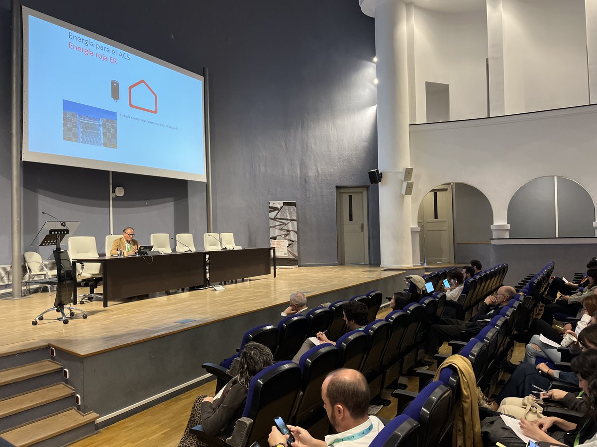Arrancamos la tarde de #EESAP15 con el segundo ponente: Francisco Javier Neila González.

En su ponencia “The lost energy, the colour of energy”, desafía nuestra forma de entender la energía en la arquitectura.

#energyefficiency #sustainability #architecture #urbanism