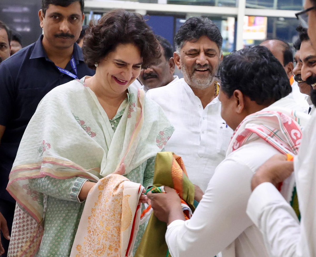 UPkaAnilyadav's tweet photo. वायनाड में दीदी❤️ https://t.co/J9tGJowpn9