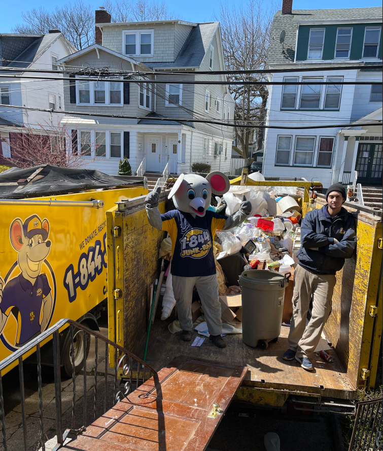1844JunkRat's tweet photo. 🚛💪 Kicking off Tuesday with double the power! 💥 Junk Rats is out in Elizabeth, NJ today, tackling a BIG job with not just one, but TWO trucks! 

Got junk? No job is too big or too small for us! Let’s get it done. 💨

#JunkRats #BigJob #DoubleTruckTuesday #ElizabethNJ https://t.co/jnJQWyNwwX