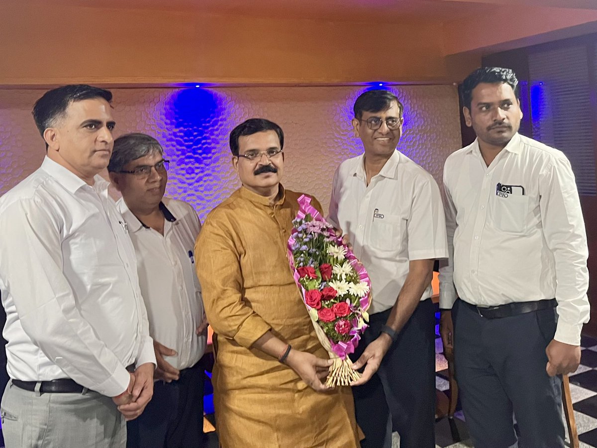 KuchikR's tweet photo. Caparo Engineering Pvt ltd
Markal Alandi ,Pune and Bhartiya kamgar sena today singns Handsome Rs 8000, remuneration settlement for nxt 3 yrs by @AGSawant #Salvi_Ajitdada For employee with many more welfare benefits #Pune #Caparo
@OfficeofUT @AUThackeray https://t.co/r8Qc14MCc6