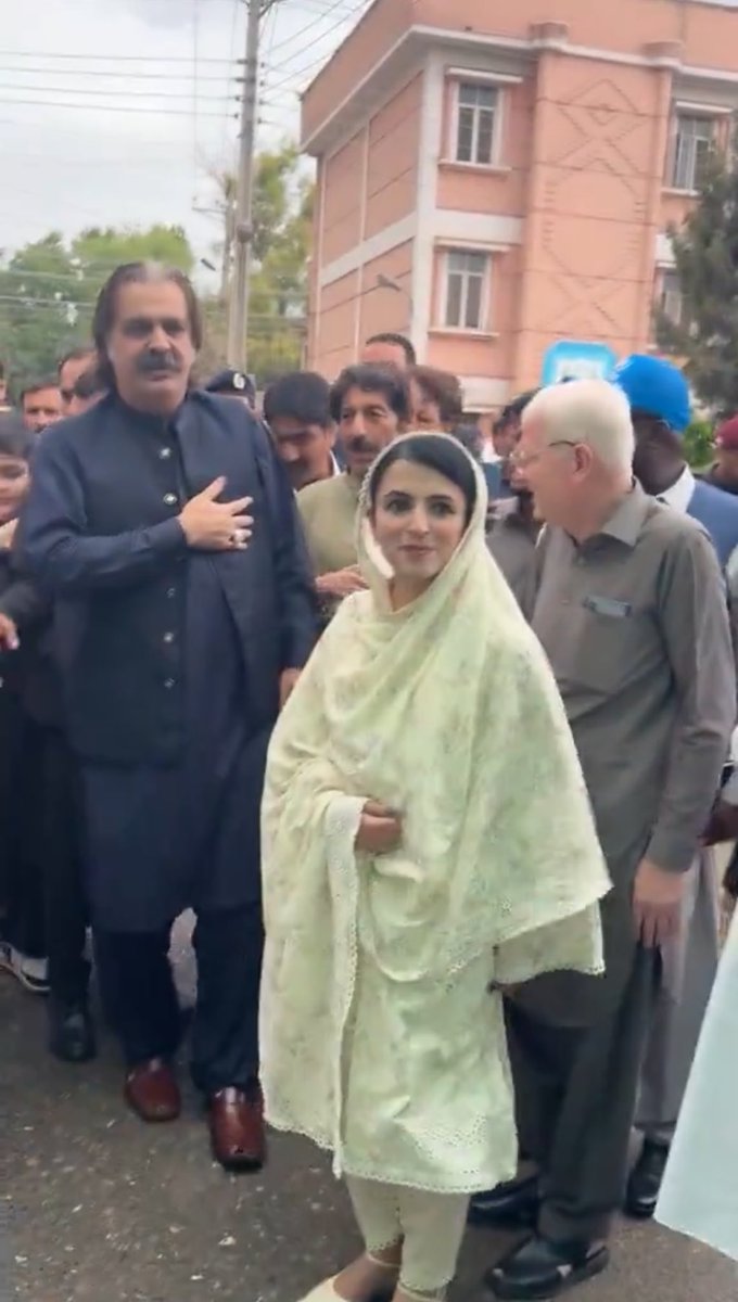 ZubairAlikhanUN's tweet photo. شوکت خانم ٹھیک کہتی تھیں میرا بیٹا بہت سادہ ہے ہر کسی پر اعتبار کر لیتا ہے !!! https://t.co/rhdJVEnNZn