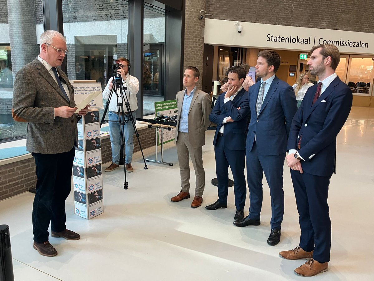 Vandaag nam de Vaste Kamercommissie voor J&amp;V een petitie ‘Tegen het wetsvoorstel strafbaarstelling conversiehandelingen’ in ontvangst. Hier waren de Kamerleden <a href="/JoeriPool/">Joeri Pool</a> <a href="/MichielvNispen/">Michiel van Nispen</a> <a href="/Sneller/">Joost Sneller</a> <a href="/GideonvMeijeren/">Gideon van Meijeren</a> en Emiel van Dijk bij aanwezig.