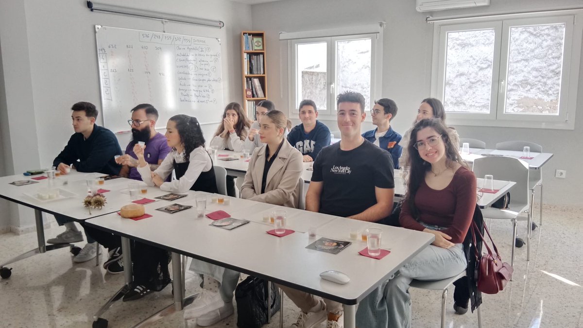 tortacasar's tweet image. 🧑‍🎓Hoy tuvimos una jornada especial con alumn@s del Máster de la Fundación Atrio. Disfrutaron de una #cata de nuestra #TortadelCasar , probaron leche de oveja, cuajo vegetal y suero, ¡y aprendieron sobre su elaboración artesanal!