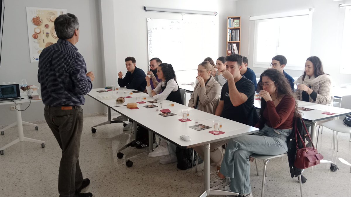 tortacasar's tweet image. 🧑‍🎓Hoy tuvimos una jornada especial con alumn@s del Máster de la Fundación Atrio. Disfrutaron de una #cata de nuestra #TortadelCasar , probaron leche de oveja, cuajo vegetal y suero, ¡y aprendieron sobre su elaboración artesanal!