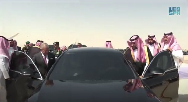 اتسم استقبال سمو ولي العهد السعودي لجلالة الملك الأردني وولي عهده بالاحتفاء الملحوظ والكسر المتعدد للبروتوكولات:
• المصافحة بالأحضان والمصافحة باليدين الاثنتين.
• الاستقبال عند باب الطائرة. 
• قيام ولي العهد السعودي بقيادة المركبة. 

- رأي | لم يتم الإعلان عن الأسباب التفصيلية