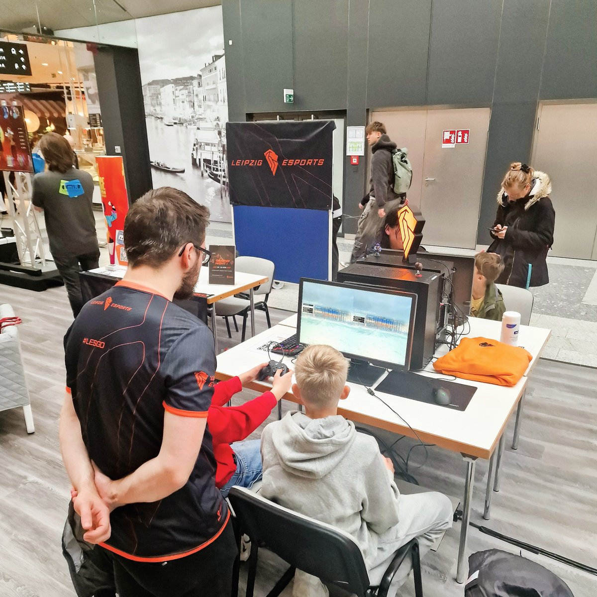 LeipzigeSports's tweet photo. Gemeinsam gefeiert!  
Vielen Dank an alle, die beim 30-jährigen Jubiläum des @paunsdorfcenter dabei waren und mit uns gezockt und diskutiert haben. 
#lesgo #leipzigesports #gamingcommunity #unitedbyesports #eventsinleipzig #paunsdorfcenter https://t.co/6XIzdx88mj