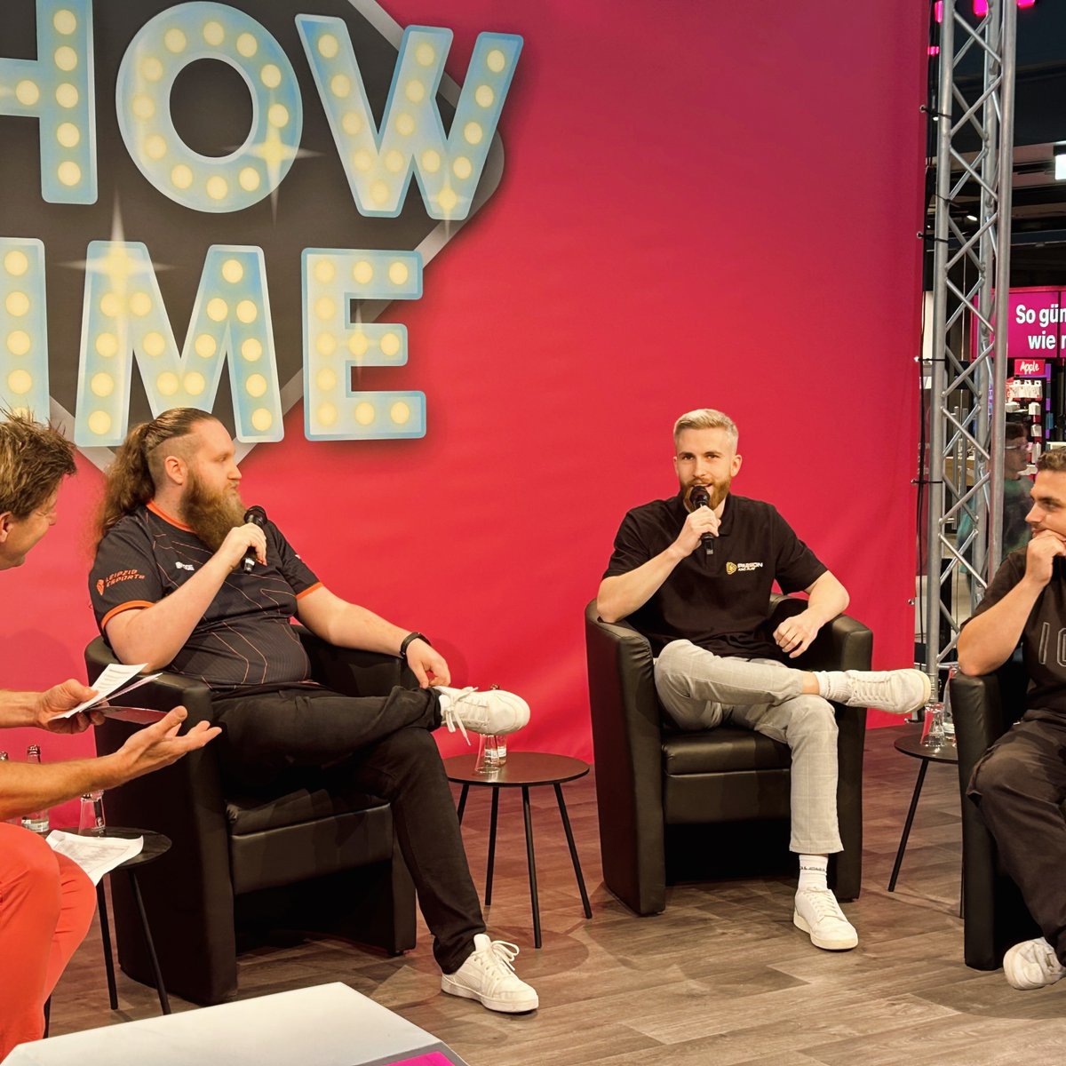 LeipzigeSports's tweet photo. Gemeinsam gefeiert!  
Vielen Dank an alle, die beim 30-jährigen Jubiläum des @paunsdorfcenter dabei waren und mit uns gezockt und diskutiert haben. 
#lesgo #leipzigesports #gamingcommunity #unitedbyesports #eventsinleipzig #paunsdorfcenter https://t.co/6XIzdx88mj