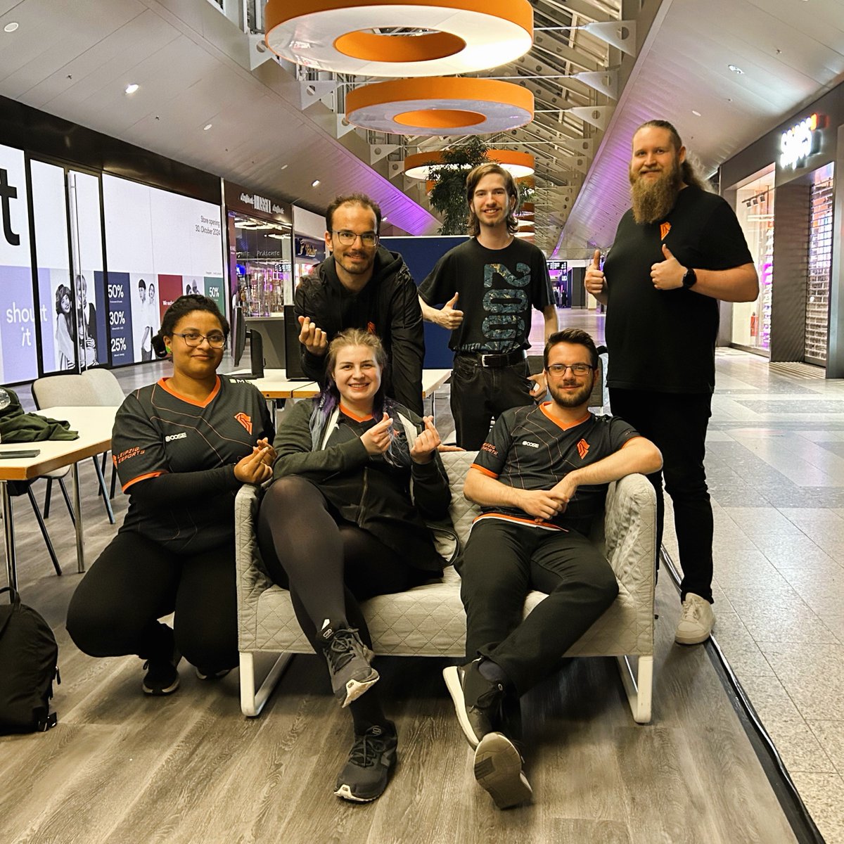 LeipzigeSports's tweet photo. Gemeinsam gefeiert!  
Vielen Dank an alle, die beim 30-jährigen Jubiläum des @paunsdorfcenter dabei waren und mit uns gezockt und diskutiert haben. 
#lesgo #leipzigesports #gamingcommunity #unitedbyesports #eventsinleipzig #paunsdorfcenter https://t.co/6XIzdx88mj