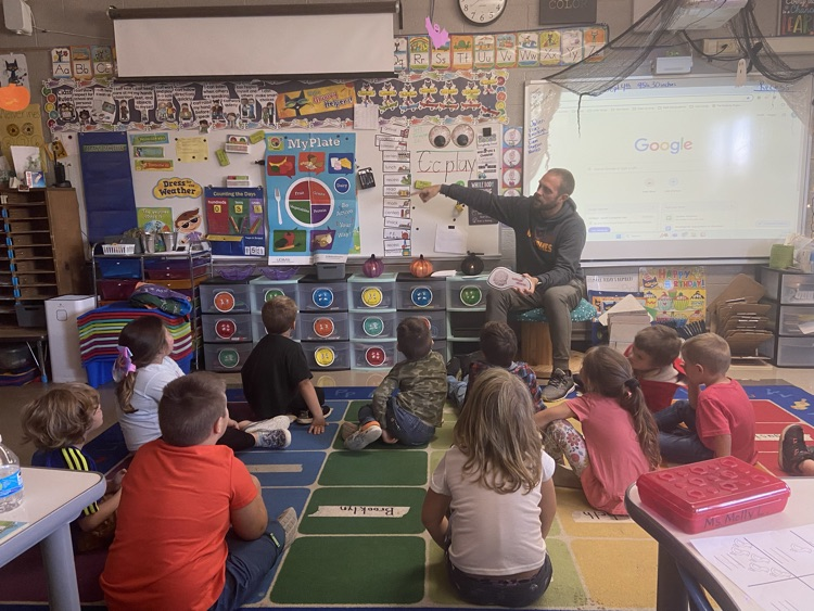 AGSschools's tweet image. Mrs. Swaid's class had a fun time learning about a balanced meal with Mr. Blackmore! We loved talking about our favorite proteins, veggies and fruit. 🍎 🍗 #myplate #foodgroups