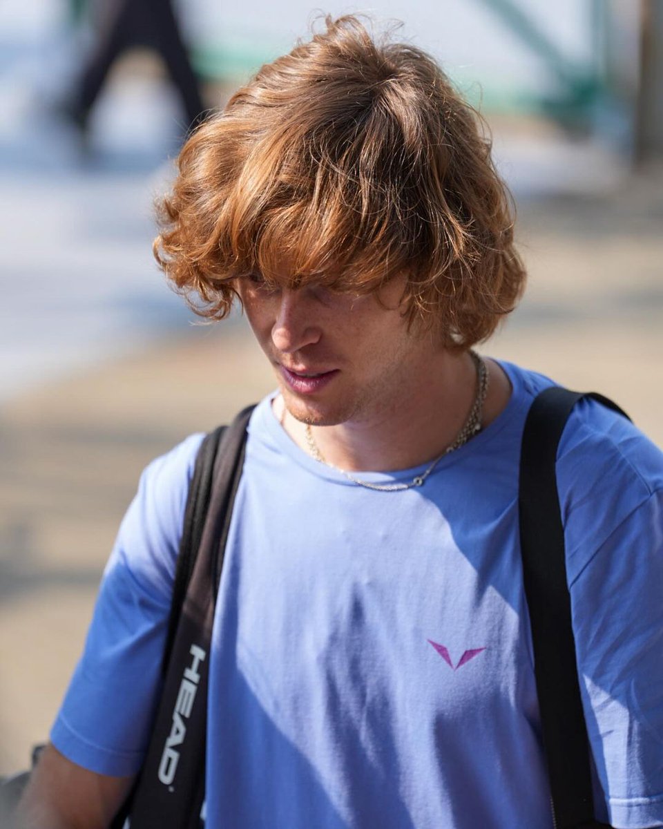 RUBL3D3V's tweet photo. This man in baby blue https://t.co/m2otl3zcTO