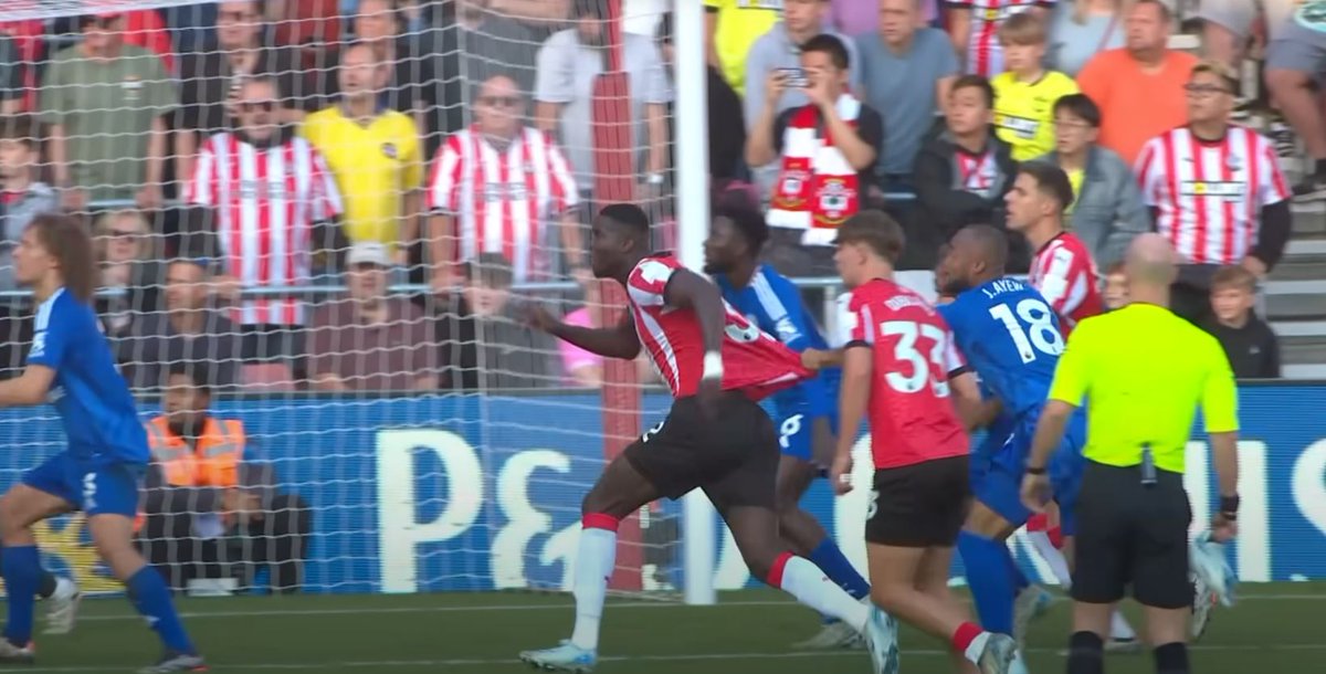 ZekkoFootball's tweet image. Not seen many people talk about it but this is SHOCKING; one is given as a penalty and the other isn&apos;t.

❌The game will NOT improve if there isn&apos;t consistency in the SAME match, forget across an entire season.

#leicestercity #SOULEI #southampton #PGMOL #EPL #PremierLeague