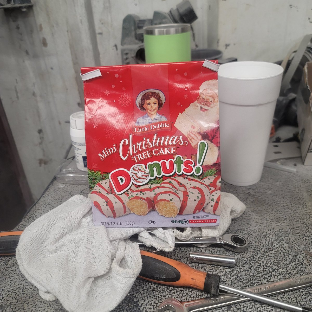 Scientist_dan_'s tweet photo. @DamonAmendo I'm trashing little debbie cakes. They did a Mashup of powdered donuts and Christmas tree cakes, 2 goated snacks. I found em, tried em, and they suck. They are dry af and have no Christmas tree cake flavor. Completely shit the bed here, get em out #hottrash https://t.co/wCvGWxFh9B