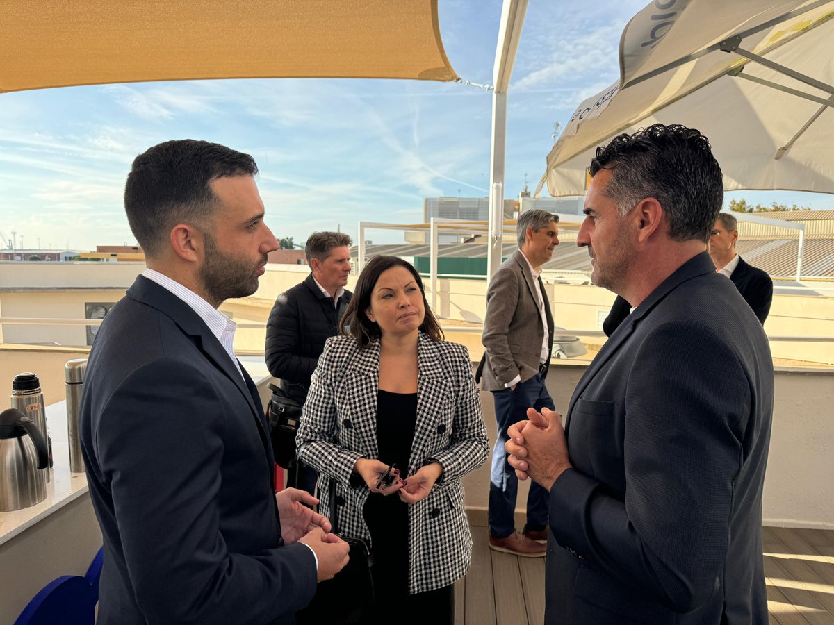ASECAM1's tweet photo. Este martes también hemos acudido a la jornada inaugural de la #SmartWorldFactoriesWeek que se va a celebrar en las instalaciones de nuestra empresa asociada @ENCAMINA y donde se llevarán a cabo diversas charlas y talleres sobre la aplicación de la IA en el sector industrial https://t.co/UIum0drC5H