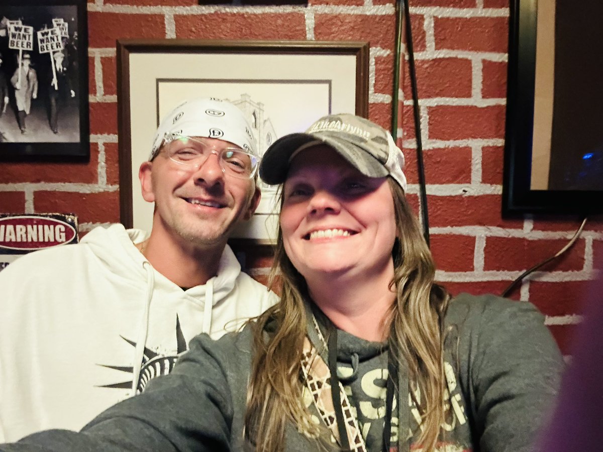 kellyannelu's tweet photo. The man the myth the legend! Watch out Eminem Terry is coming! 👊
Awesome meeting you fren 🇺🇸❤️
@TIKTQKTERRY
#Reawakeningtour
#Karaoke https://t.co/xZO7IVLWKW