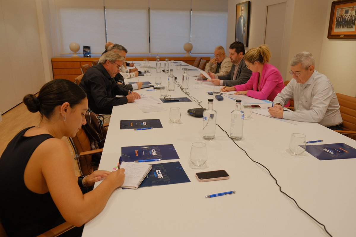 ceoetenerife's tweet image. La Comisión de Comercio, presidida por Antonio Luis González, con la participación del vicepresidente de Comercio de la patronal @AbbasMoujirHege y la gerente @ElenaVelaSnchez, así como representantes del sector, debatieron las fechas de apertura en festivos y domingos en 2025.