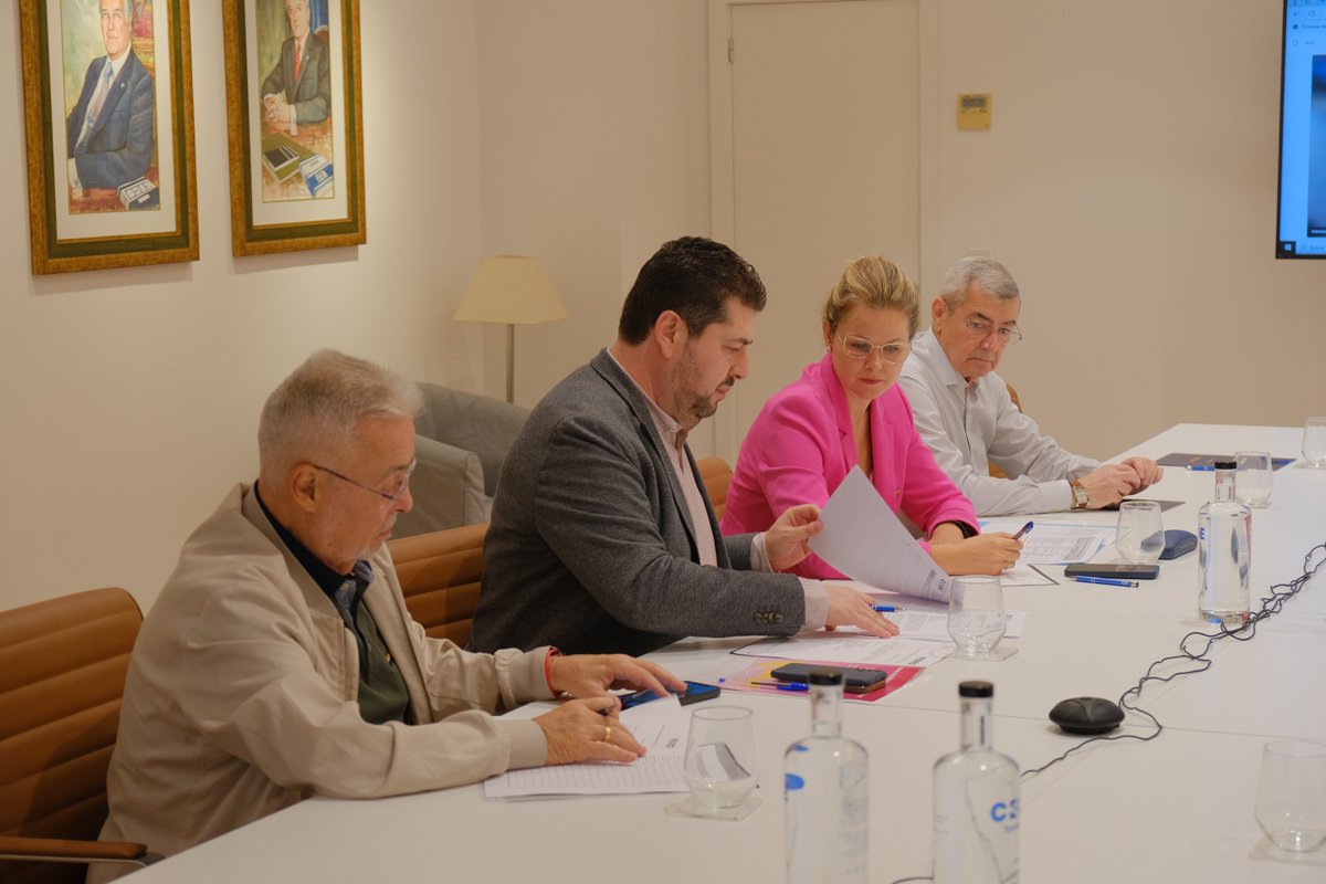 ceoetenerife's tweet image. La Comisión de Comercio, presidida por Antonio Luis González, con la participación del vicepresidente de Comercio de la patronal @AbbasMoujirHege y la gerente @ElenaVelaSnchez, así como representantes del sector, debatieron las fechas de apertura en festivos y domingos en 2025.