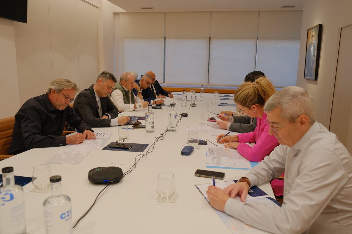 ceoetenerife's tweet image. La Comisión de Comercio, presidida por Antonio Luis González, con la participación del vicepresidente de Comercio de la patronal @AbbasMoujirHege y la gerente @ElenaVelaSnchez, así como representantes del sector, debatieron las fechas de apertura en festivos y domingos en 2025.