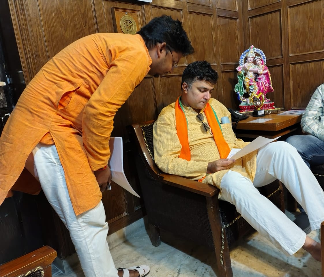 SVS_INDIA's tweet photo. प्रयागराज में आयोजित होने वाले भव्य महाकुभ 2025 के संदर्भ में श्री विश्वकर्मा सेना के द्वारा लगने वाले कैम्प के संदर्भ में मा० विधायक श्री हर्षवर्धन बाजपेई जी के साथ श्री विश्वकर्मा सेना के संस्थापक सदस्य डॉ जितेंद्र विश्वकर्मा जी एवं श्री सुमित कुशवाहा जी ने शिष्टाचार भेंट की। https://t.co/AtE36XWIDC