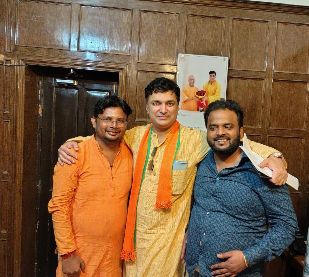 SVS_INDIA's tweet photo. प्रयागराज में आयोजित होने वाले भव्य महाकुभ 2025 के संदर्भ में श्री विश्वकर्मा सेना के द्वारा लगने वाले कैम्प के संदर्भ में मा० विधायक श्री हर्षवर्धन बाजपेई जी के साथ श्री विश्वकर्मा सेना के संस्थापक सदस्य डॉ जितेंद्र विश्वकर्मा जी एवं श्री सुमित कुशवाहा जी ने शिष्टाचार भेंट की। https://t.co/AtE36XWIDC