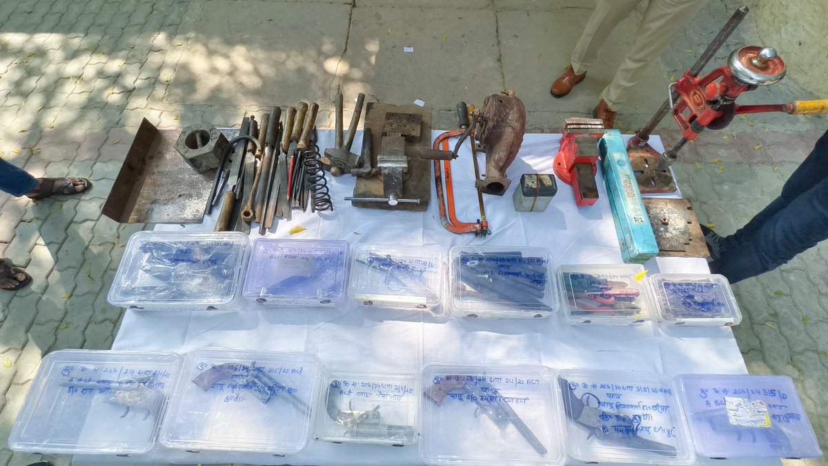 mahobapolice's tweet photo. Enforcing an ‘arm's-length’ from illegal arms -

🔸जनपदीय स्वॉट/सर्विलांश व थाना चऱ���ारी की संयुक्त पुलिस टीम द्वारा एक शातिर गैंग का भाण्डाफोड किया गया है, जो अवैध शस्त्र फैक्ट्री संचालित करते थे, इस गैंग क��� 04 नफर शातिर अभियुक्तों को गिरफ्तार कर उनके कब्जे से 06 अवैध तमंचे, 01 अर्ध निर्मित तमंचा, 03 जिन्दा/खोखा कारतूस सहित भारी मात्रा में शस्त्र बनाने के उपकरण बरामद किये गये हैं।
🔸जनपदीय पुलिस के इस सराहनीय कार्य के सम्बन्ध में पुलिस अधीक्षक महोबा, श्री पलाश बंसल द्वारा घटना दी गई बाइट।

#illegalArmsAlwaysHarms
#WellDoneCops #GoodWorkUPP