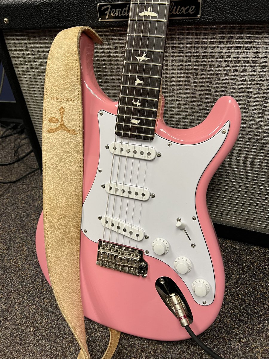 TomoJustFunky's tweet image. I brought this guitar to @BerkleeGuitar today! I love Tuesday morning very much! 

This guitar is very special one! @prsguitars @JohnMayer model that John really wanted me to have first!
Thank you John!! Great inspiration to everyone! #silversky 

@Grandeuomo2016 @PICKBOY1967
