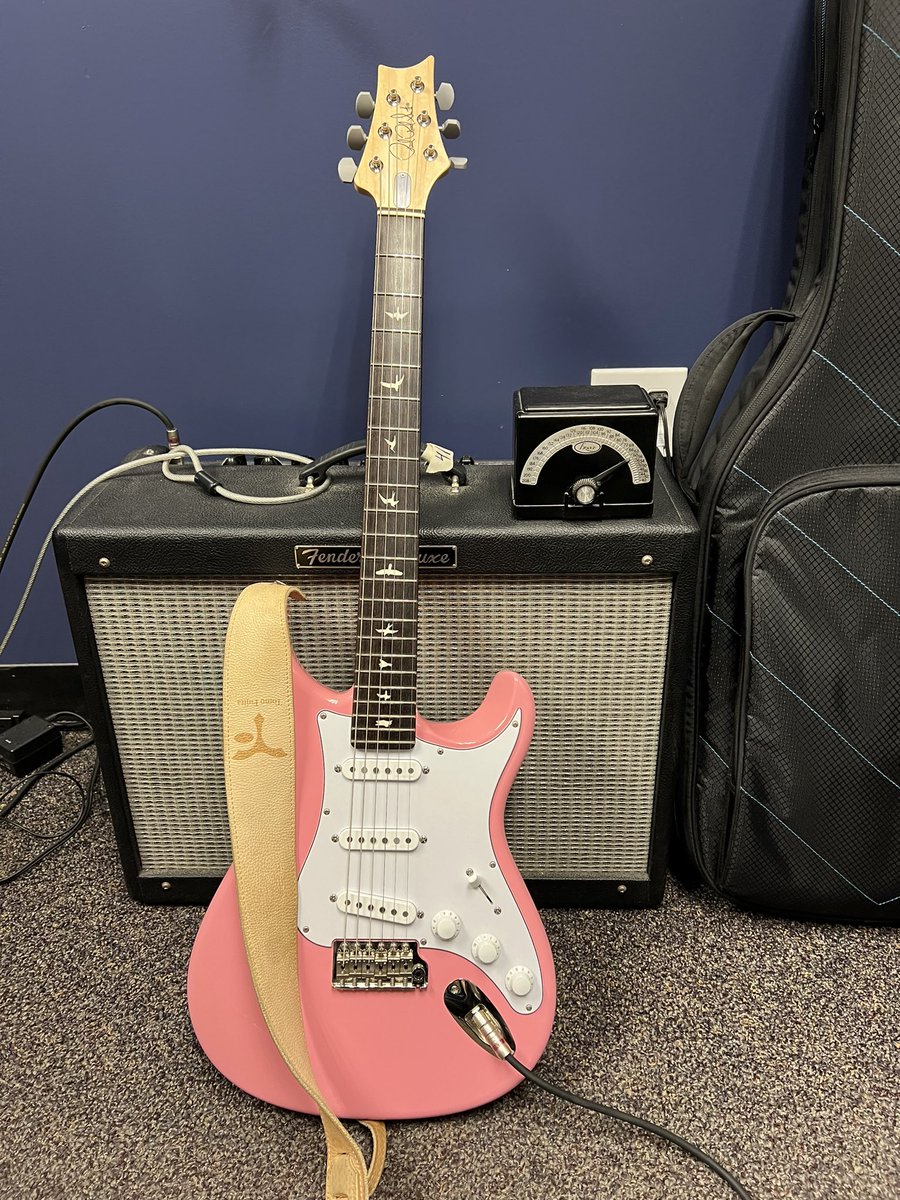 TomoJustFunky's tweet image. I brought this guitar to @BerkleeGuitar today! I love Tuesday morning very much! 

This guitar is very special one! @prsguitars @JohnMayer model that John really wanted me to have first!
Thank you John!! Great inspiration to everyone! #silversky 

@Grandeuomo2016 @PICKBOY1967