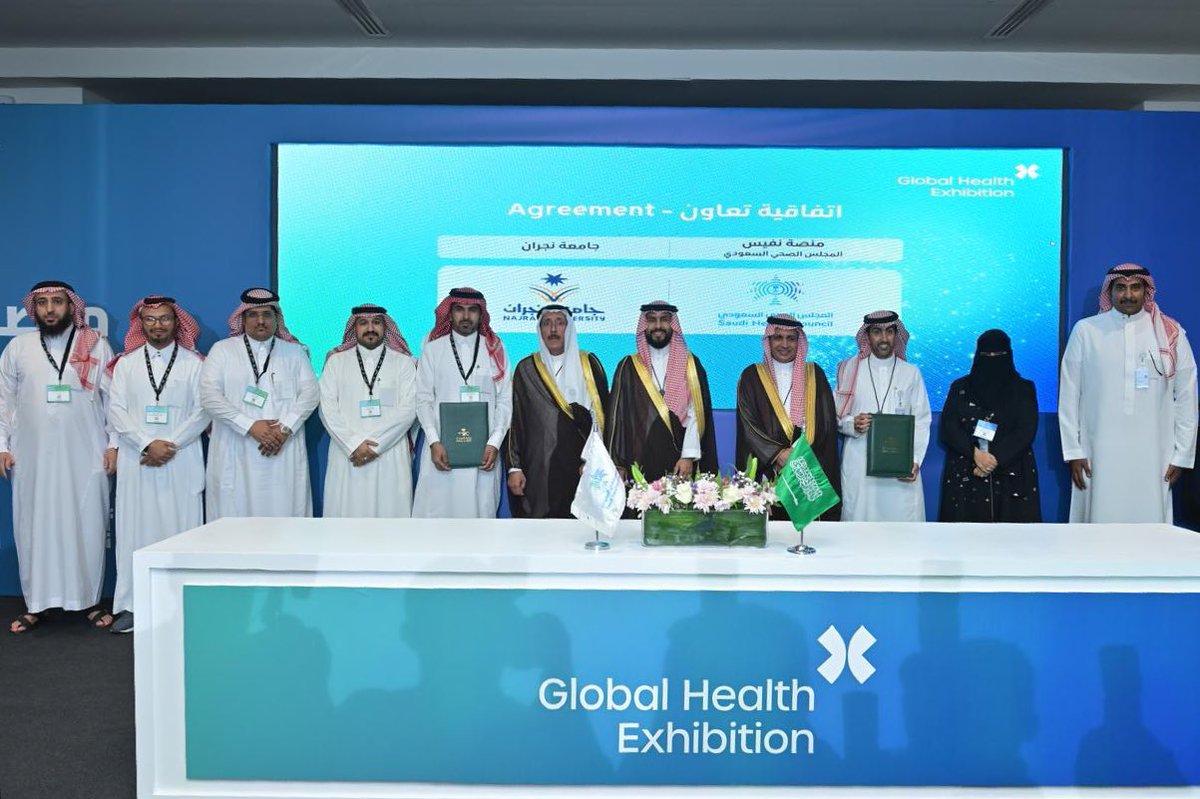 Najran_Univers's tweet image. المستشفى الجامعي بـ #جامعة_نجران يوقع اتفاقية مشاركة بيانات مع المركز الوطني للمعلومات الصحية بالمجلس الصحي السعودي لربط بياناته بالملف الصحي الإلكتروني الموحد “نفيس”، وذلك على هامش ملتقى الصحة العالمي في الرياض. 

#ملتقى_الصحة_العالمي