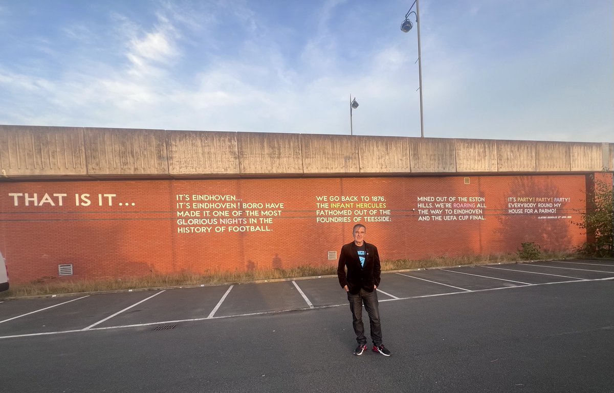 I have passed this many ,many times but could never see all the words due to vans being parked in front of it. Last night on my way to The Red Radio I got the perfect opportunity to take a pic. Great Human being, Great  Commentator, Great guy.