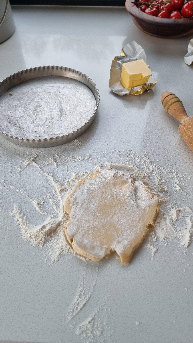 ZoeConwayfiddle's tweet photo. It's 10am...I'm supposed to be packing for our trip to Dallas tomorrow, (+ cleaning + washing clothes + prepping music) so of course, I'm BAKING 😆 🇺🇸 

#folkduo #ontour #America #Ireland #irishmusic #fiddle #irishbaking https://t.co/q4w5R5uLRU