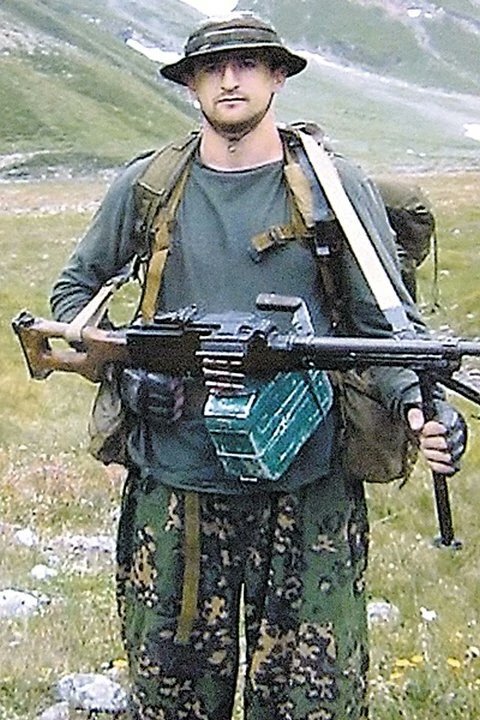 Герой 🇷🇺 посмертно
Туркин Андрей Алексеевич. Погиб в Беслане в 2004 году, освобождая заложников. На момент гибели Андрею было 28 лет.Первым ворвался в столовую, уничтожив террориста пидора. Второй бросил гранату в заложников. Андрей без раздумий накрыл ее собой..
Вечная память❤️