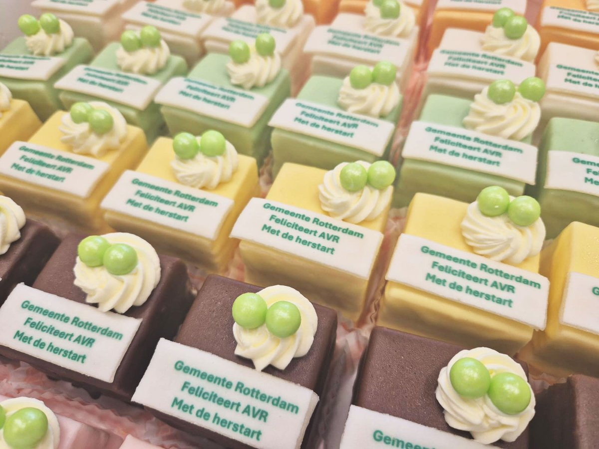 Bedankt aan de gemeente Rotterdam voor het mooie circulaire geschenk bij AVR Rozenburg: een vergadertafel van afvalhout, gemaakt door Herso Circulaire Houtbewerkers. Dit symboliseert onze gezamenlijke inzet voor een duurzame toekomst.