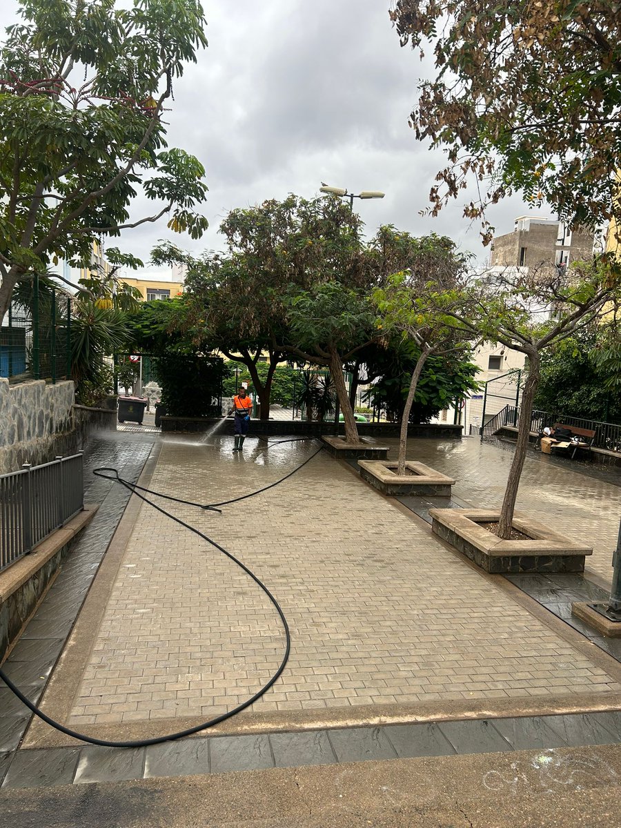 LimpiezaLPGC's tweet image. BALDEO
Trabajos  de #baldeo (manual y mecanizado) y limpieza con máquina #hidrolimpiadora (aceras y espacios ocupados por contenedores) en Plaza de los Bomberos.