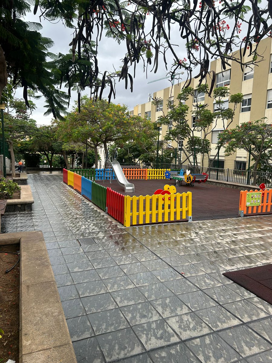 LimpiezaLPGC's tweet image. BALDEO
Trabajos  de #baldeo (manual y mecanizado) y limpieza con máquina #hidrolimpiadora (aceras y espacios ocupados por contenedores) en Plaza de los Bomberos.