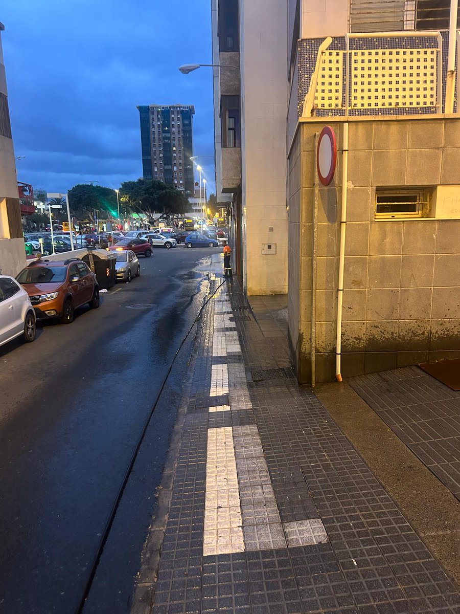 LimpiezaLPGC's tweet image. BALDEO
Trabajos  de #baldeo (manual y mecanizado) y limpieza con máquina #hidrolimpiadora (aceras y espacios ocupados por contenedores) en Plaza de los Bomberos.