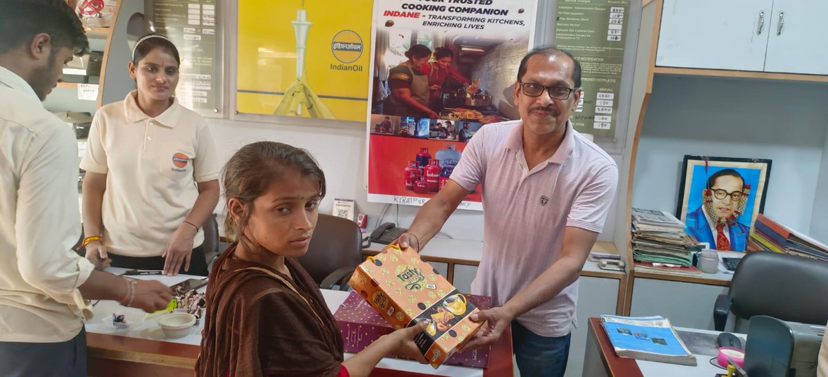 IOCL_NAO's tweet photo. #IndaneDay celebrated with joy at Kiratpur Indane, Bijnore! A cake-cutting ceremony followed by gift distribution to major customers & staff made the day special. Feedback from senior customers added warmth! @HemantIoc @ioclupso2 @cvenj_Shivendra @ChairmanIOCL @EDLPGIOCL https://t.co/3ELThVKh2w