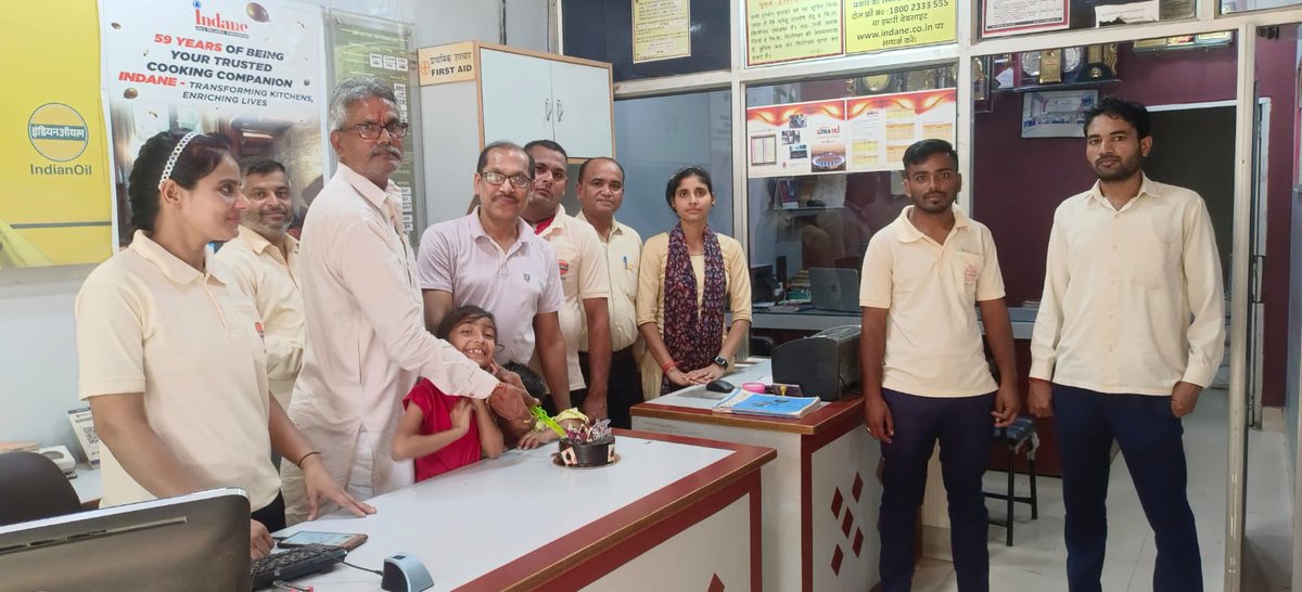 IOCL_NAO's tweet photo. #IndaneDay celebrated with joy at Kiratpur Indane, Bijnore! A cake-cutting ceremony followed by gift distribution to major customers & staff made the day special. Feedback from senior customers added warmth! @HemantIoc @ioclupso2 @cvenj_Shivendra @ChairmanIOCL @EDLPGIOCL https://t.co/3ELThVKh2w