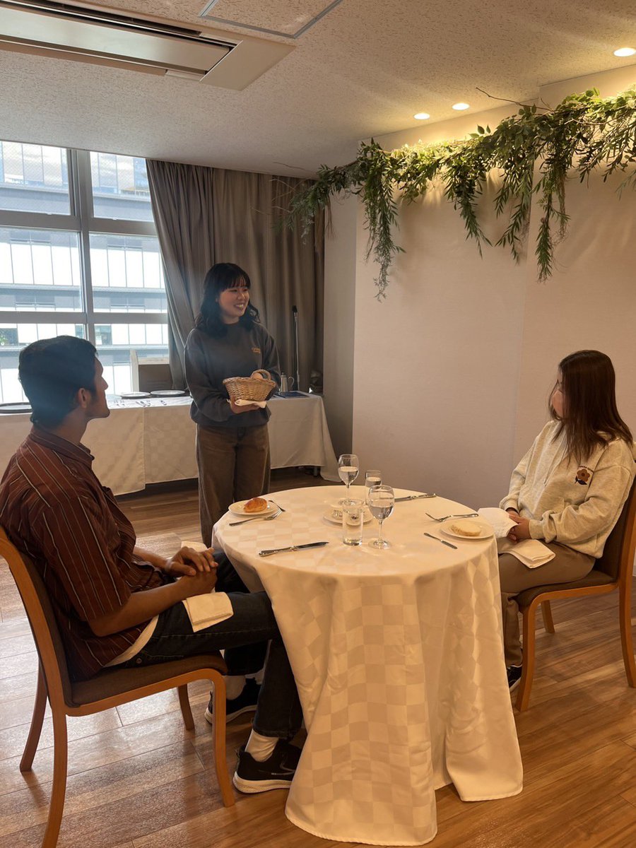 trident_l's tweet photo. 【国際ホテル学科】2年生

11月の国家資格取得に向けて対策講座中。
全員合格を目指して頑張ろう🔥

トライデントで一流ホテリエ目指しませんか？

【国際ホテル学科】について詳しくはコチラ🔍
https://t.co/AGSzEfH7lz https://t.co/QnyjyLB9eo