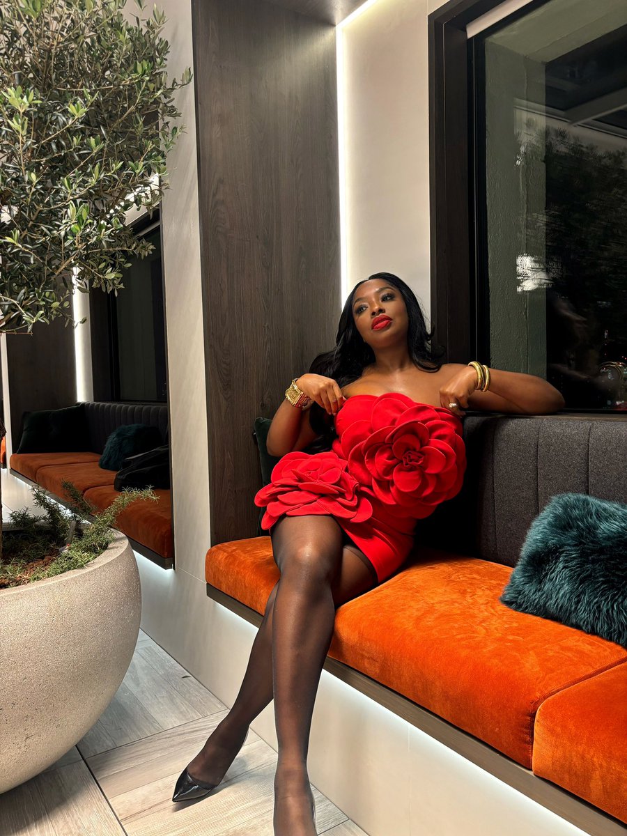 audreythefinest's tweet image. Little commotion for the dress 🌹