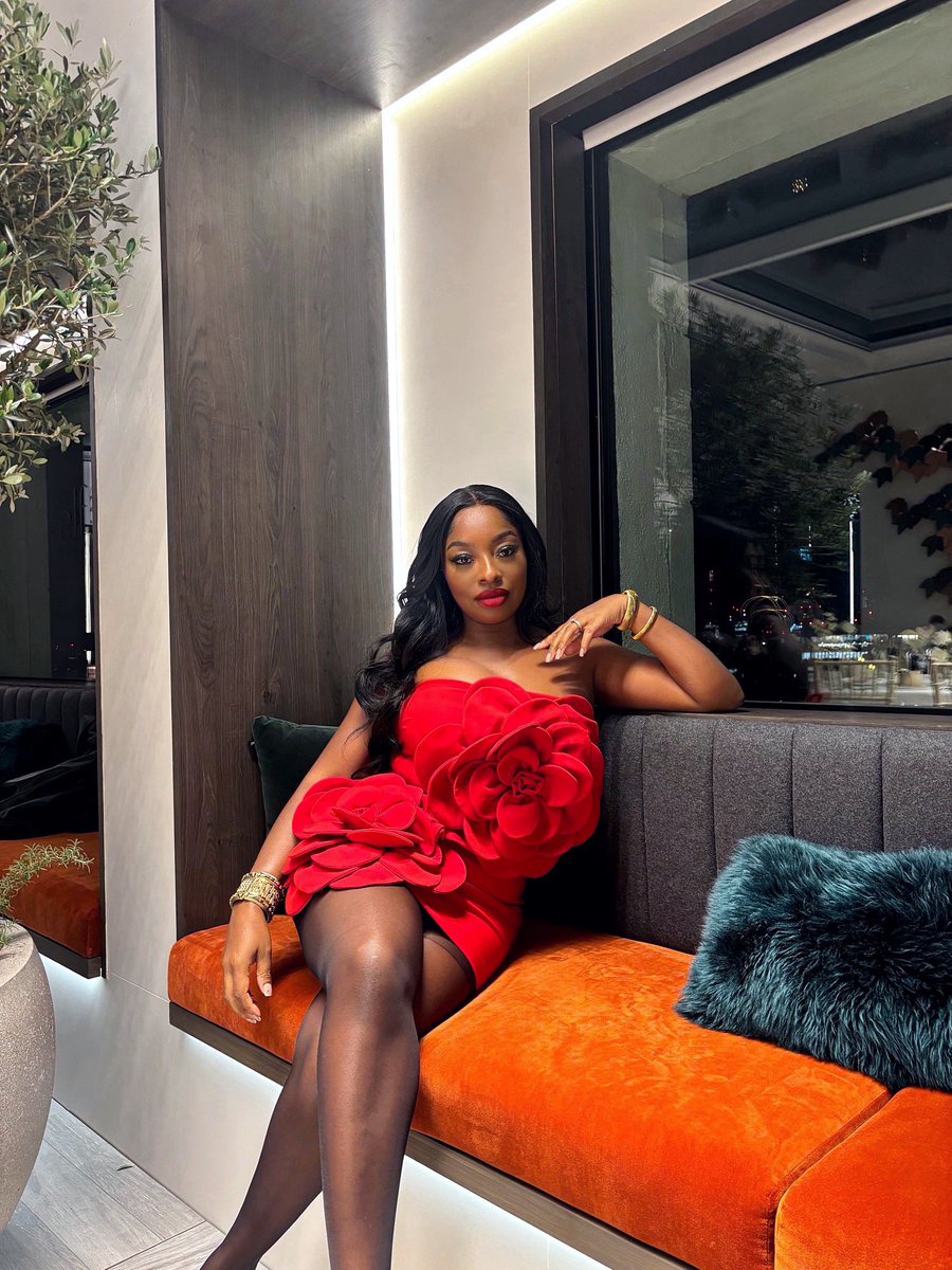 audreythefinest's tweet image. Little commotion for the dress 🌹