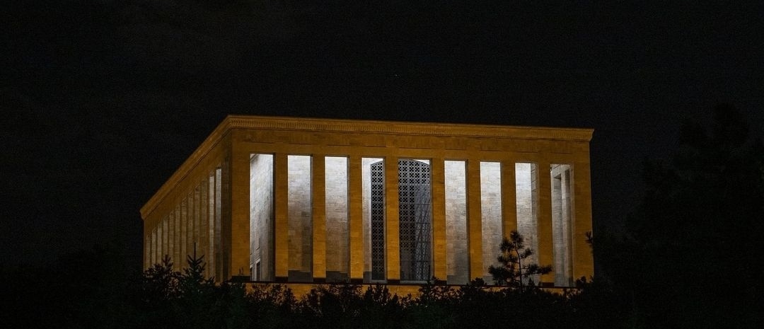 Barış, eli kanlıların eline kaldıysa,
Siyaset buralara kadar vardıysa,
Kendini bilmezler konuşur olduysa,
Çakal Kurttan çoksa vah halimize!

Her yanı Şehit Şehitlik doldu,
Bu Vatan ne zaman sizin oldu,
Binlerce yıllık Türk yurdu,
İte köpeğe kaldıysa vah halimize! 🇹🇷